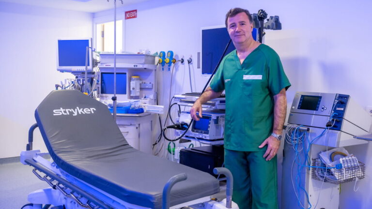 El Dr. Brotons en una sala de endoscopia con equipo m&eacute;dico avanzado