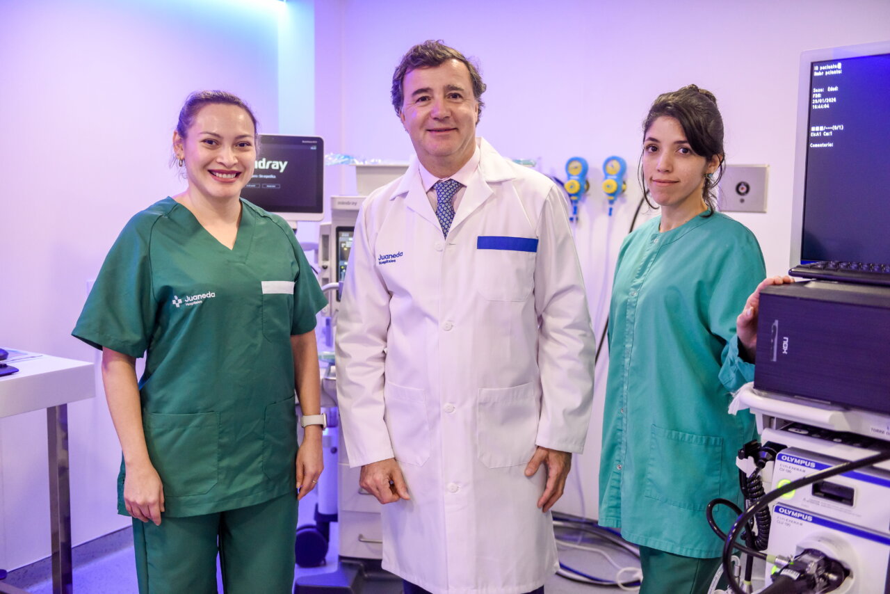 El Dr. Brotons con dos profesionales en la sala de endoscopias de Cl&iacute;nica Juaneda