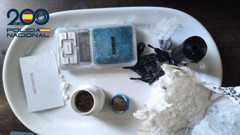 Plato con sustancias y &uacute;tiles relacionados con el tr&aacute;fico de drogas