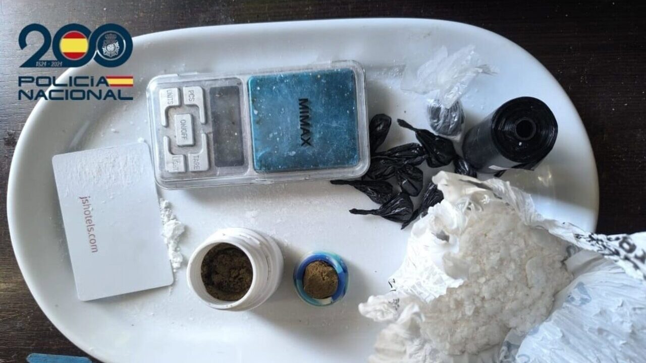 Plato con sustancias y &uacute;tiles relacionados con el tr&aacute;fico de drogas