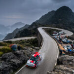 Coche de rally en una carretera monta&ntilde;osa durante el Rally Cl&aacute;sico de Mallorca