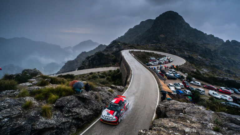 Coche de rally en una carretera monta&ntilde;osa durante el Rally Cl&aacute;sico de Mallorca