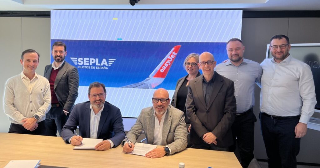 Reunión de representantes de EasyJet y SEPLA firmando un convenio