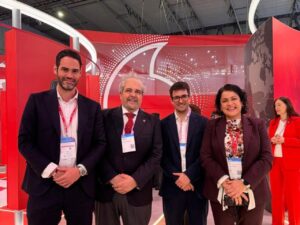 Grupo de personas en el Mobile World Congress con fondo rojo
