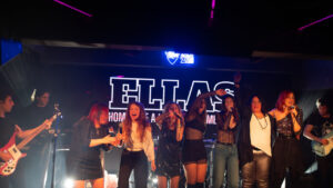 Mujeres cantando en un escenario durante el evento Ellas Homenaje