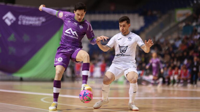 Jugadores de futsal compitiendo en un partido en Palma