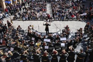 M&uacute;sicos tocando en un encuentro de bandas de Semana Santa en La Miseric&ograve;rdia