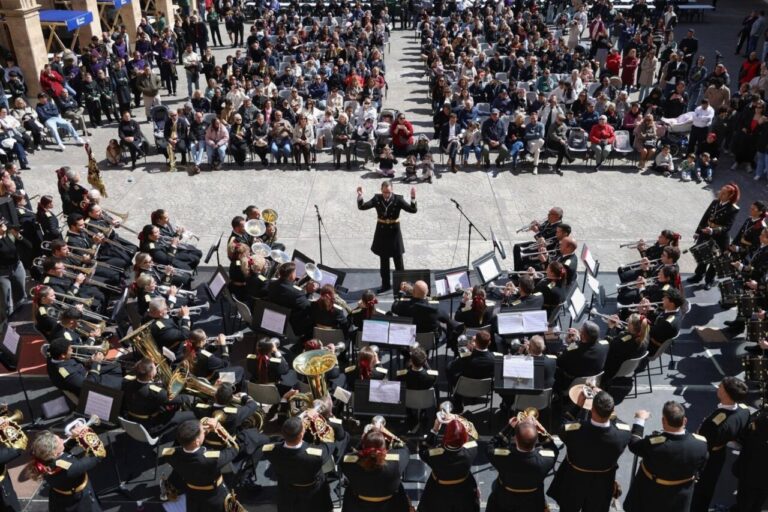 Músicos tocando en un encuentro de bandas de Semana Santa en La Misericòrdia