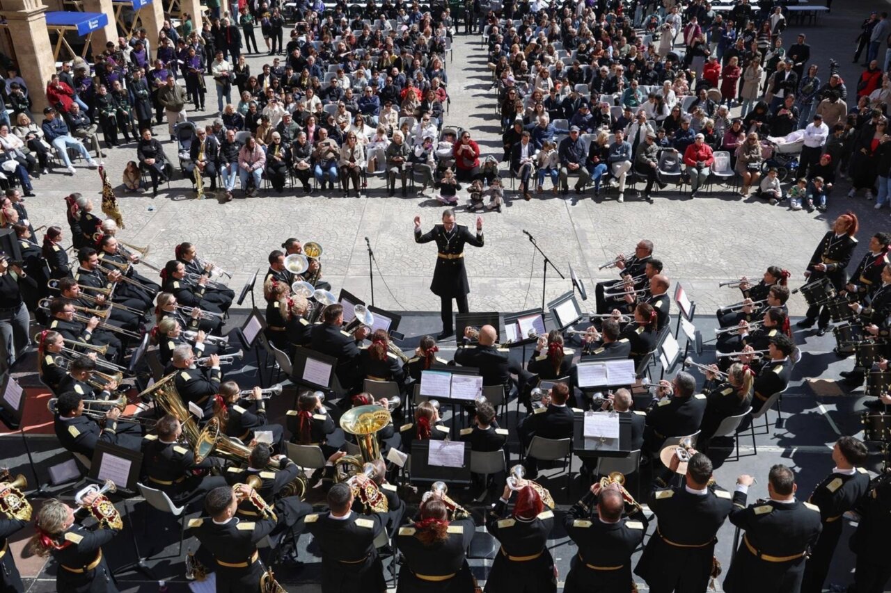 M&uacute;sicos tocando en un encuentro de bandas de Semana Santa en La Miseric&ograve;rdia