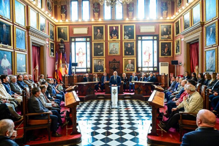 El alcalde de Palma entregando varas a cofrad&iacute;as en un acto institucional