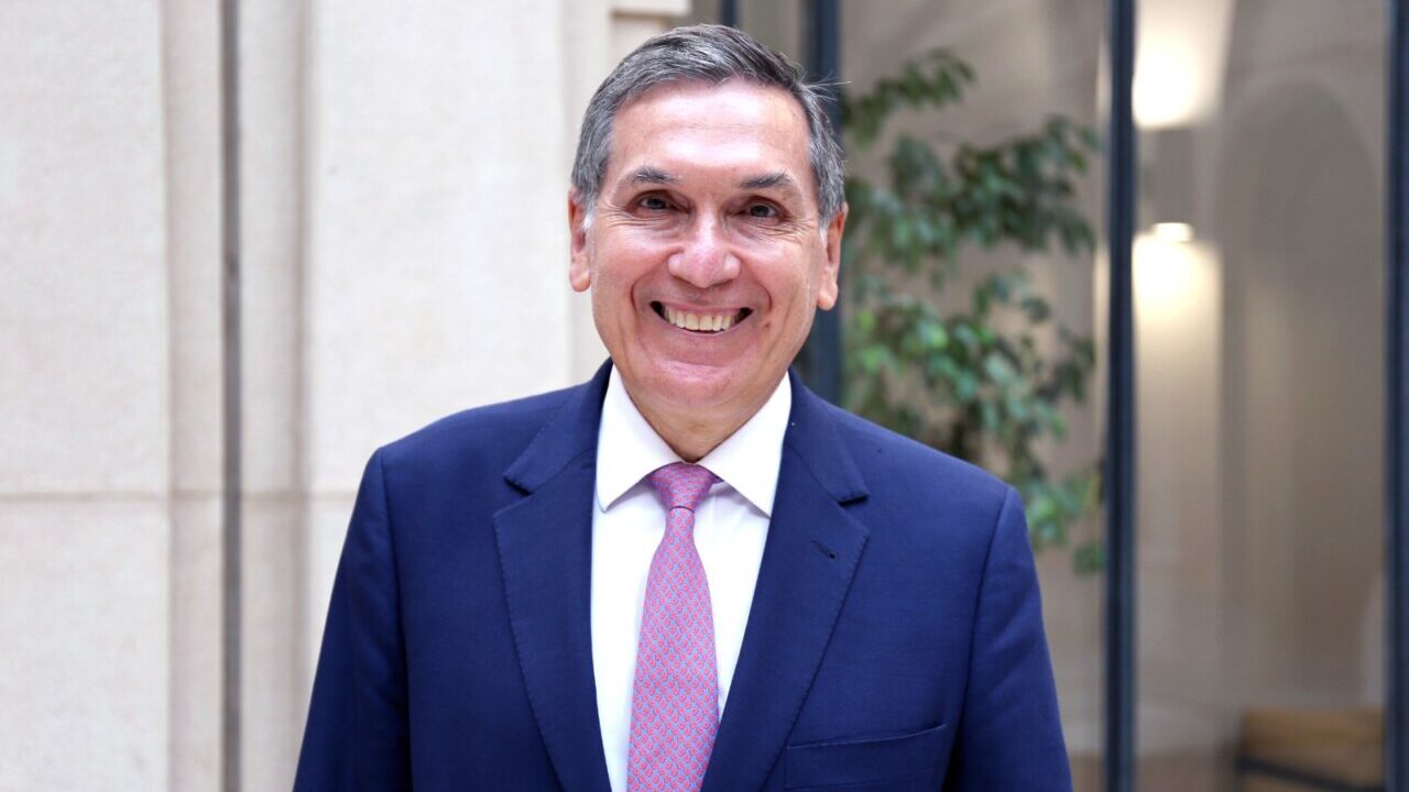 Decano de la Facultad de Medicina del CEU San Pablo sonriendo en un entorno universitario