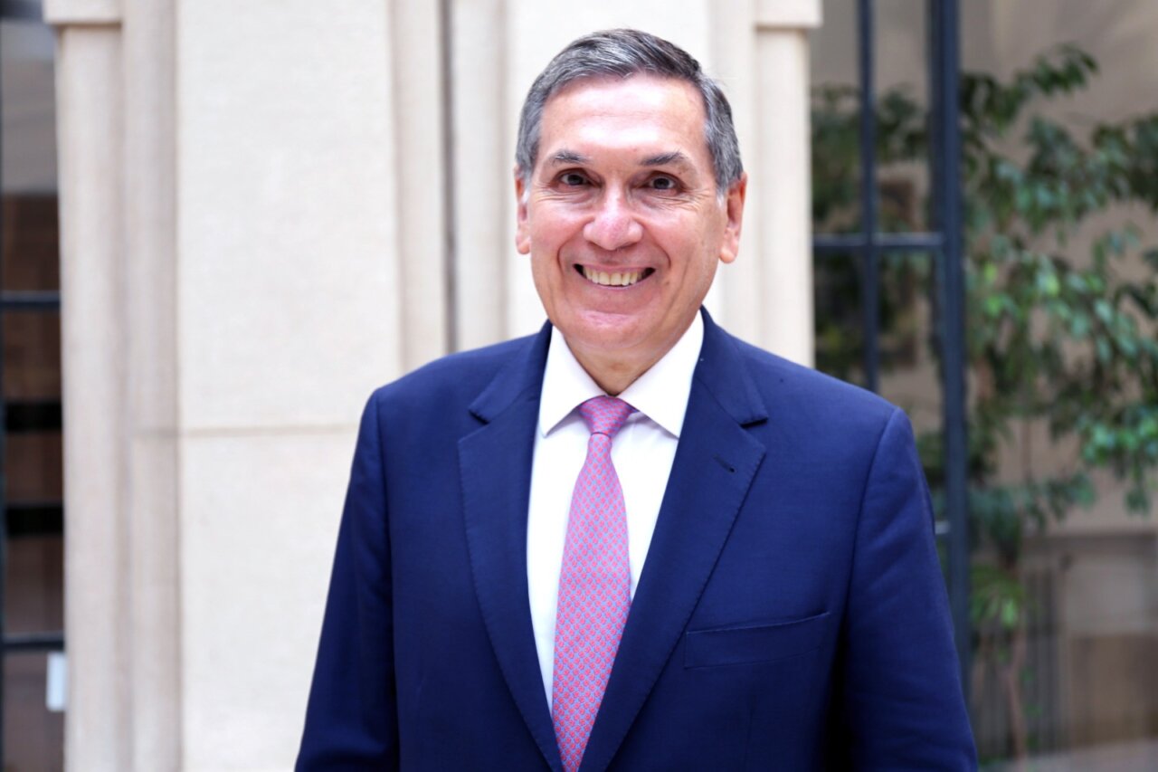 Decano de la Facultad de Medicina del CEU San Pablo sonriendo en un entorno académico