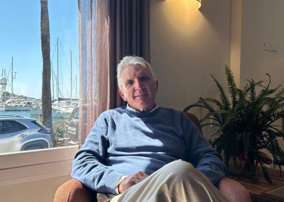 Gabriel Dolç sentado en una butaca en el Club Náutico de s’Arenal