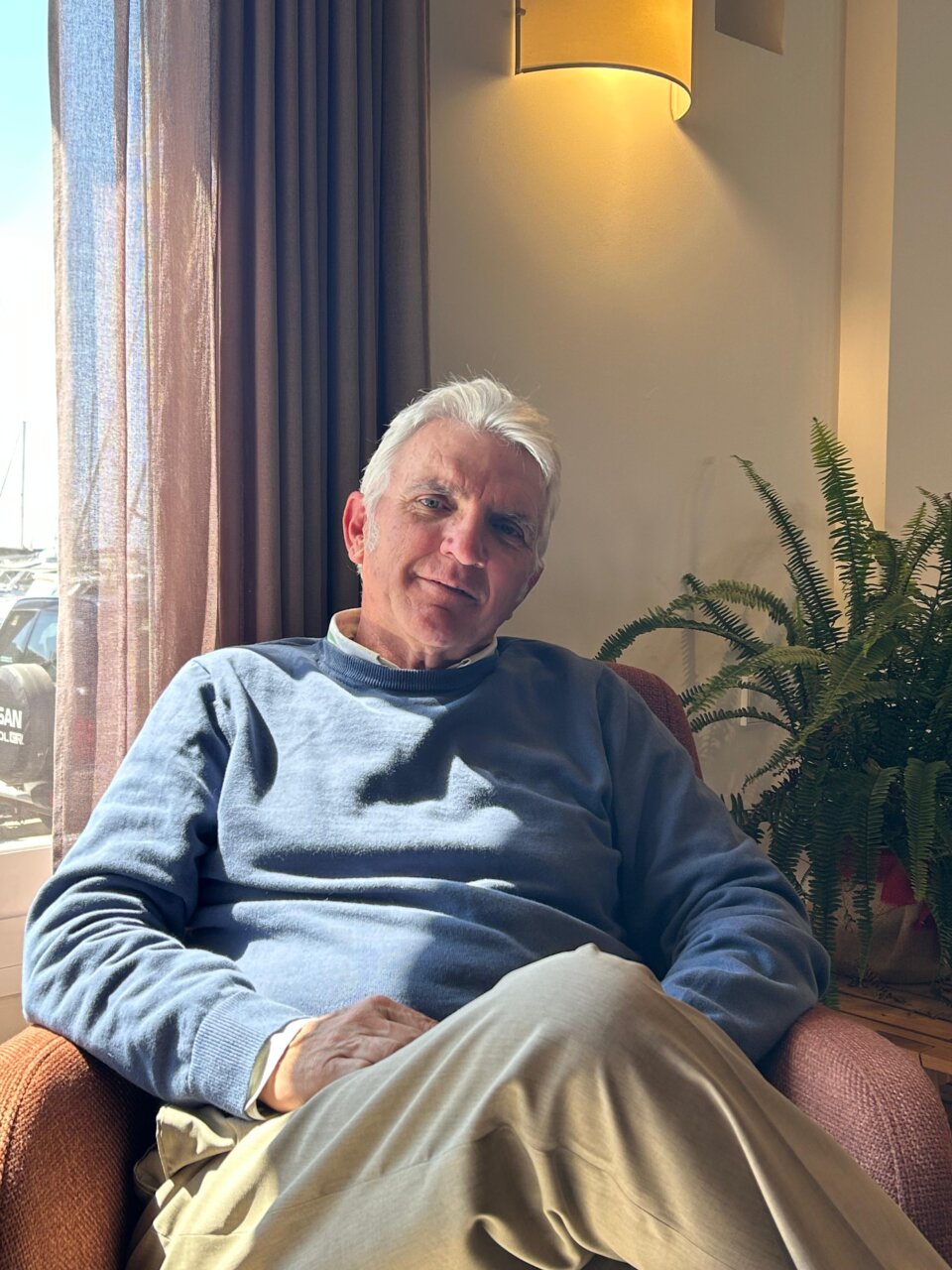 Gabriel Dolç sentado en una butaca en el Club Náutico de s'Arenal