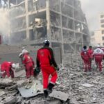 Equipos de rescate en un &aacute;rea devastada por bombardeos en Ir&aacute;n.