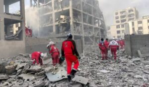 Equipos de rescate en un &aacute;rea devastada por bombardeos en Ir&aacute;n.