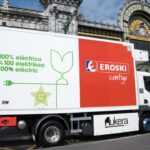 Cami&oacute;n el&eacute;ctrico de Eroski con mensaje de sostenibilidad en Bilbao