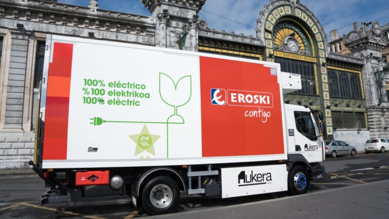Cami&oacute;n el&eacute;ctrico de Eroski con mensaje de sostenibilidad en Bilbao