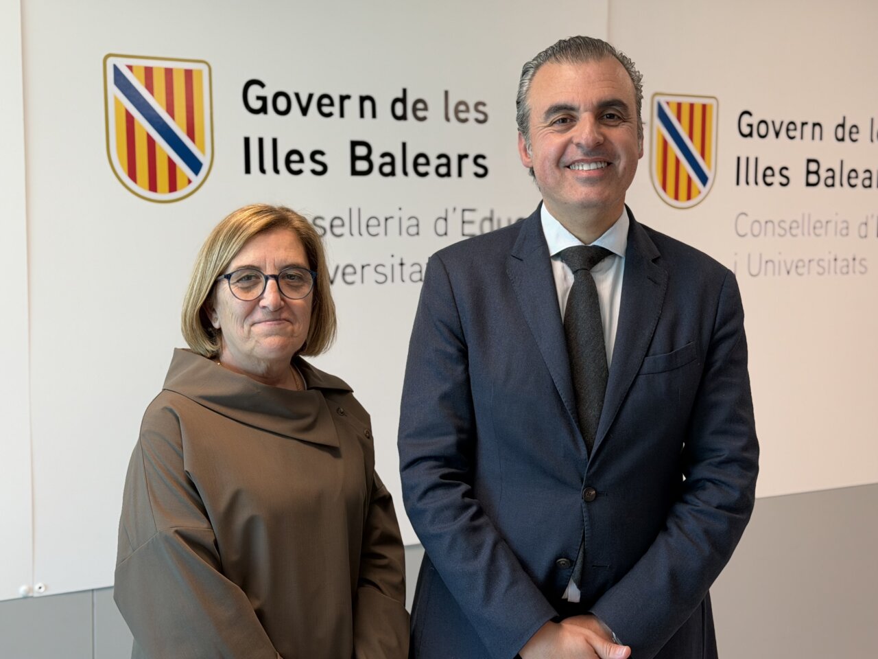 Antoni Vera y Catalina Ginart en la Conselleria de Educaci&oacute;n de las Islas Baleares