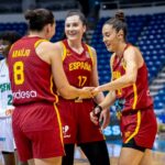 Jugadoras del equipo femenino de baloncesto de Espa&ntilde;a celebrando en el premundial 2026