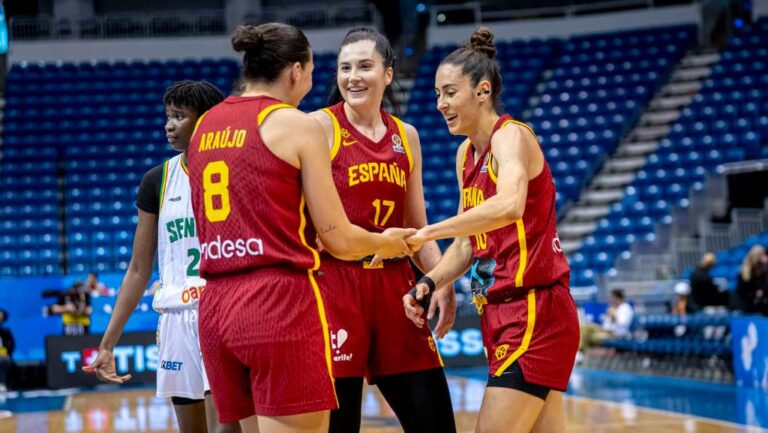 Jugadoras del equipo femenino de baloncesto de Espa&ntilde;a celebrando en el premundial 2026