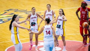 Jugadoras de la selecci&oacute;n espa&ntilde;ola de baloncesto femenino en acci&oacute;n durante el PreMundial.