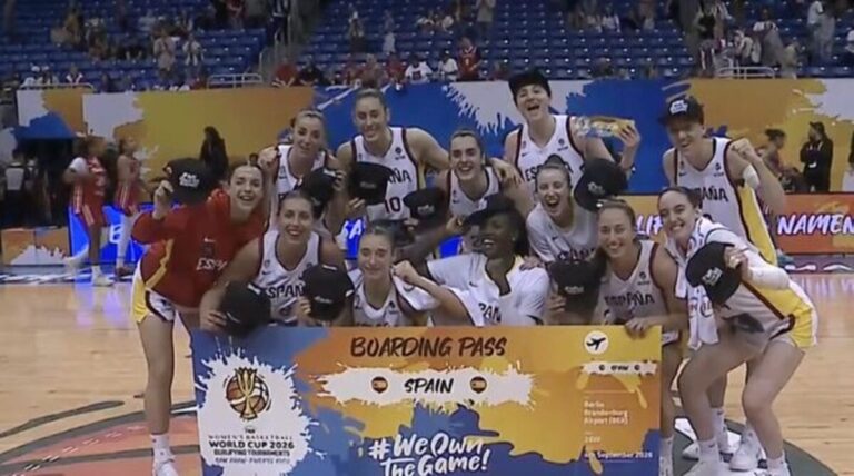 Jugadoras de la selección española de baloncesto celebrando su clasificación al Mundial