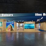 Estand de las Islas Baleares en una feria turística con exhibiciones visuales