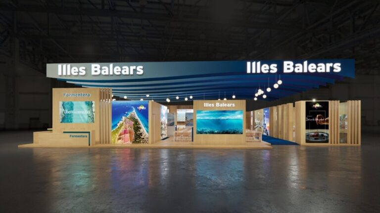 Estand de las Islas Baleares en una feria turística con exhibiciones visuales