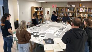 Grupo de estudiantes de Adema discutiendo sobre obras de arte en Polonia