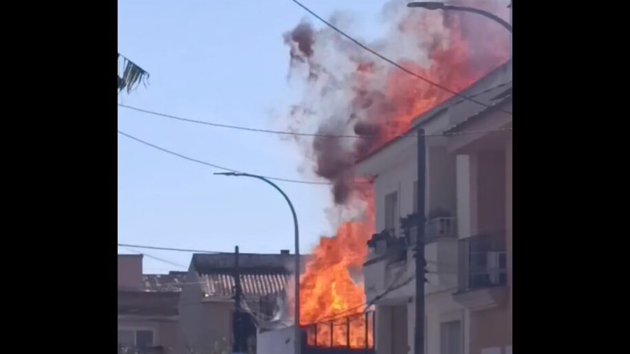 Explosi&oacute;n en un taller de soldadura en Palma, llamas y humo visible.
