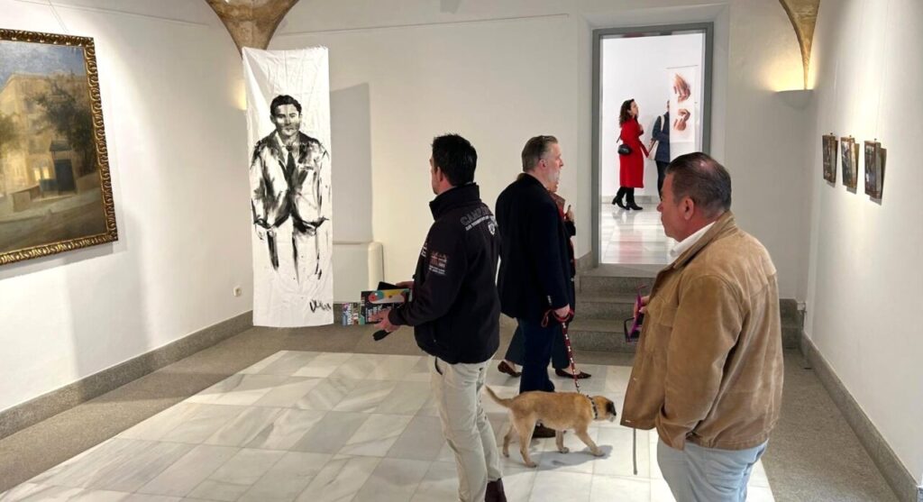 Visitantes en la exposición en la Fundación Barceló en Palma