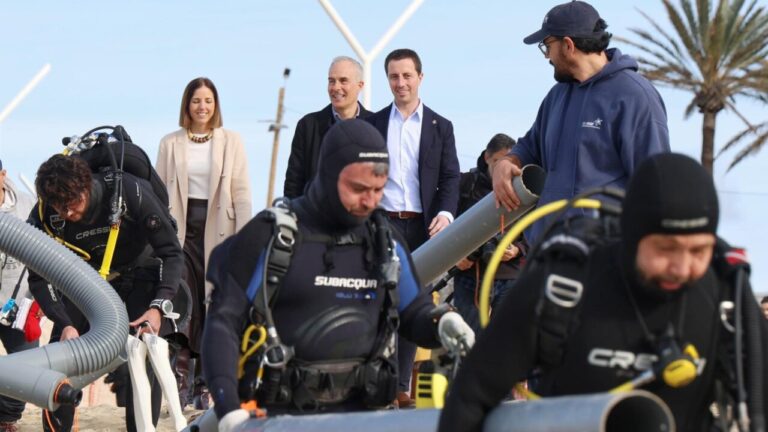 Equipo de buzos preparando la extracci&oacute;n del pecio romano en Mallorca