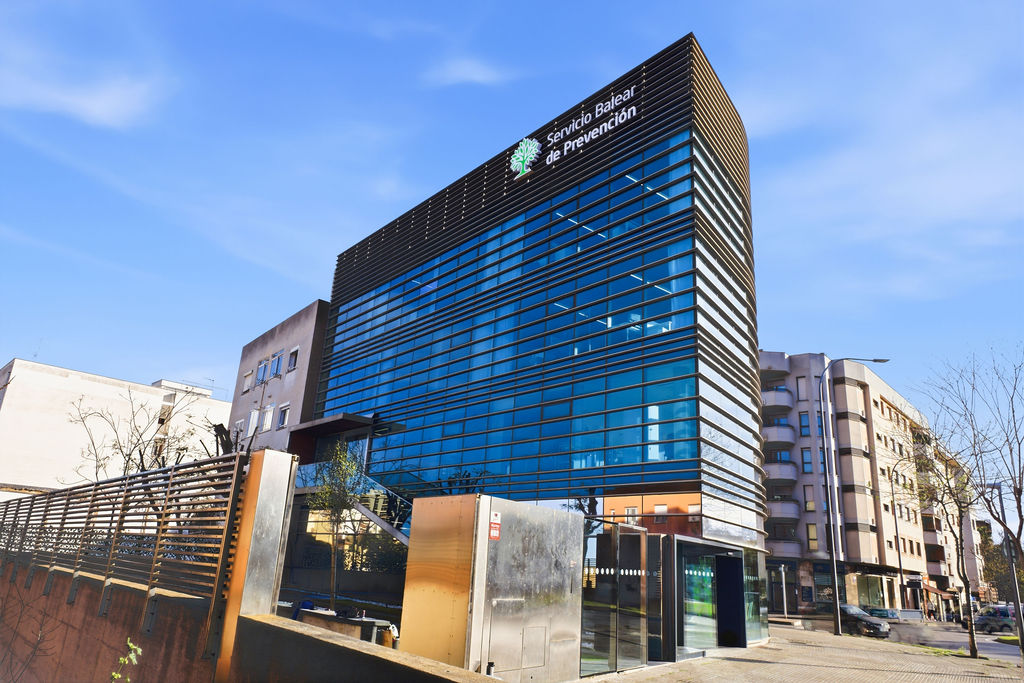 Fachada moderna del Servicio Balear de Prevenci&oacute;n en Palma