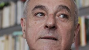 Retrato del poeta Antoni Mar&iacute; en un entorno literario