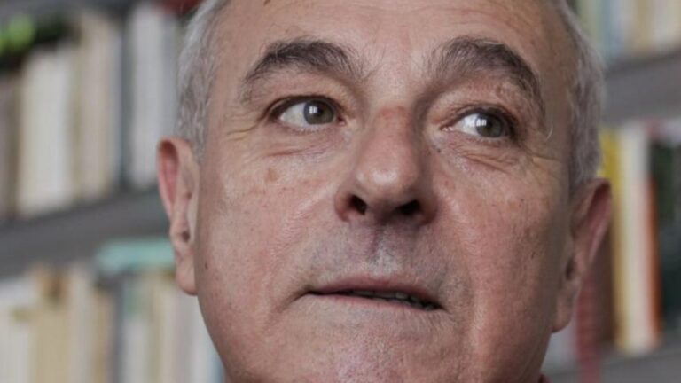 Retrato del poeta Antoni Marí en un entorno literario