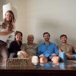 Una familia mallorquina reunida en un sal&oacute;n en Qatar durante un conflicto