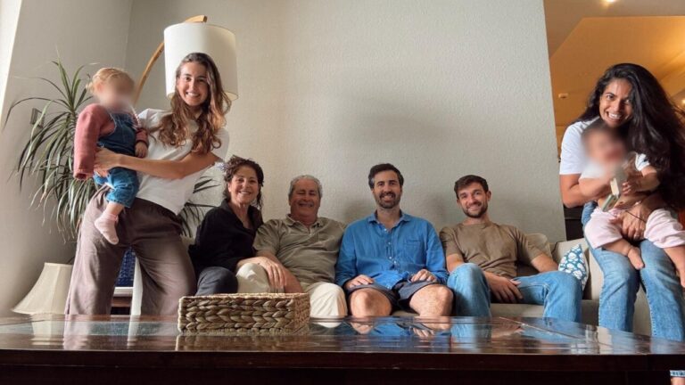 Una familia mallorquina reunida en un sal&oacute;n en Qatar durante un conflicto