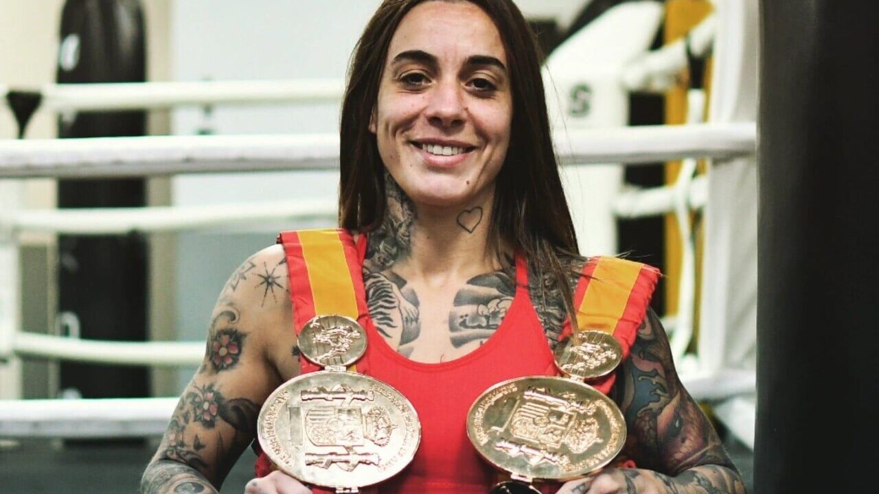 Farah El Bousairi posando con sus medallas de campeona de boxeo
