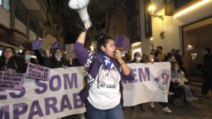 Mujer con meg&aacute;fono liderando manifestaci&oacute;n feminista en Palma