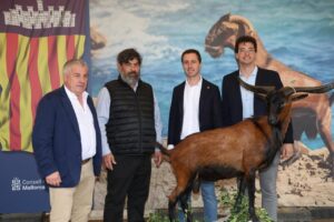 Inauguraci&oacute;n de la Feria de la Caza en Mallorca con autoridades y cabra