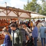 Vecinos y visitantes en la feria de cer&aacute;mica en Sant Mar&ccedil;al