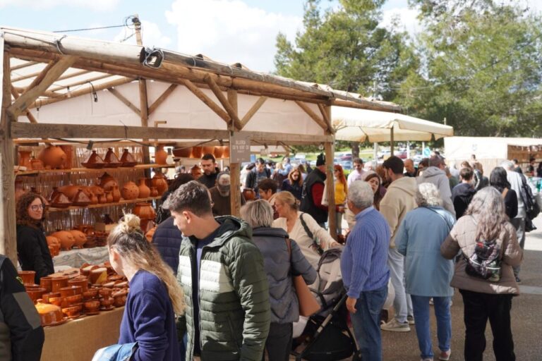 Vecinos y visitantes en la feria de cerámica en Sant Marçal