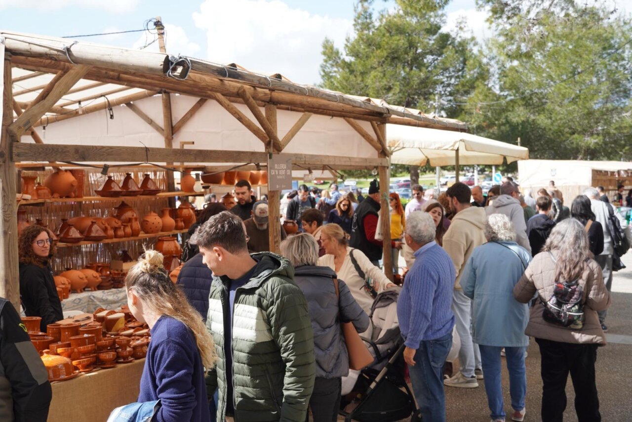 Vecinos y visitantes en la feria de cer&aacute;mica en Sant Mar&ccedil;al