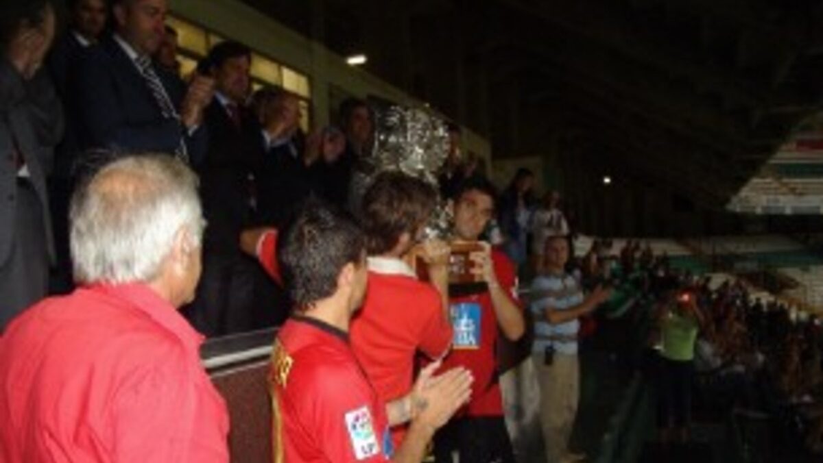 Jugadores del RCD Mallorca celebrando la copa en el Mart&iacute;nez Valero