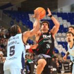 Jugador del Fibwi Mallorca lanzando a canasta durante un partido