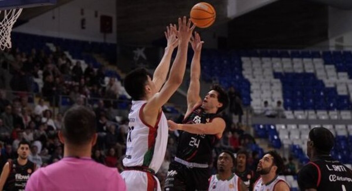 Jugadores de baloncesto en acci&oacute;n durante un partido en Mallorca