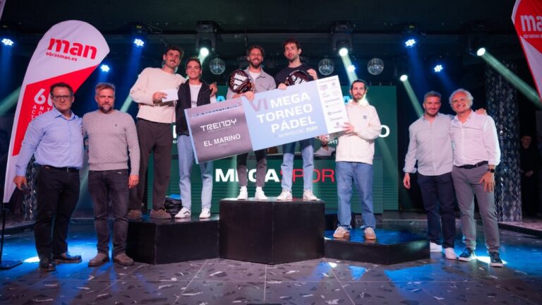 Participantes del VI Megatorneo de p&aacute;del en la fiesta final en BCM