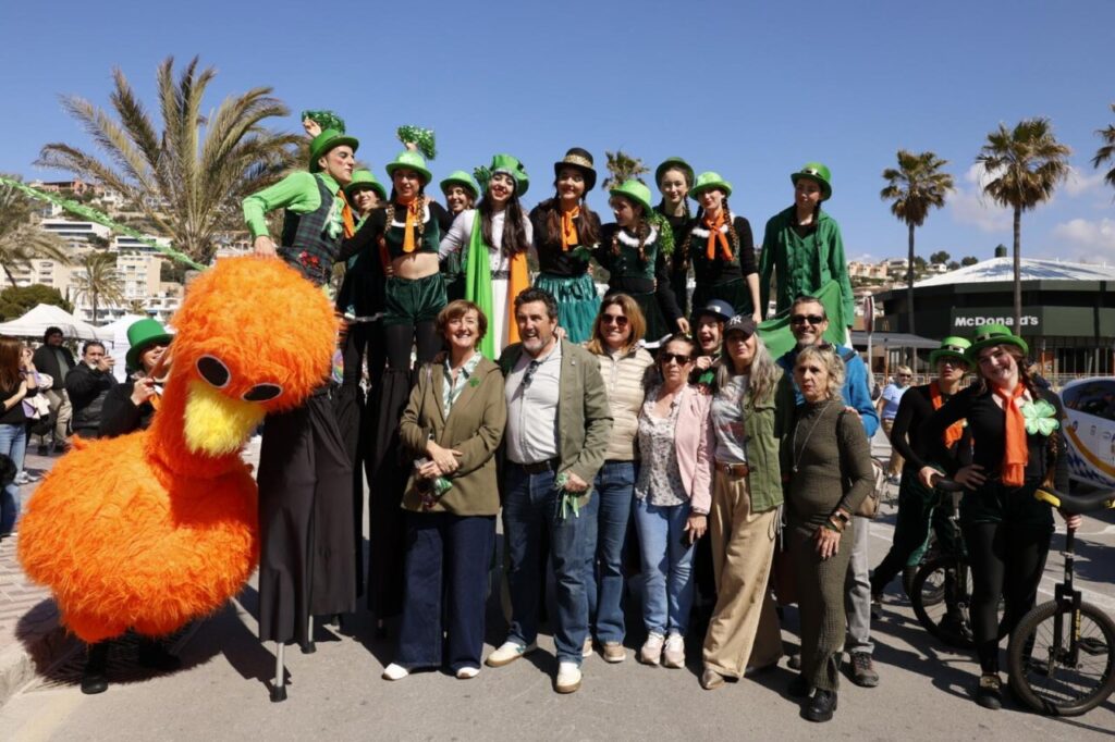 Grupo de personas celebrando San Patricio en Santa Pon&ccedil;a con disfraces y m&uacute;sica.