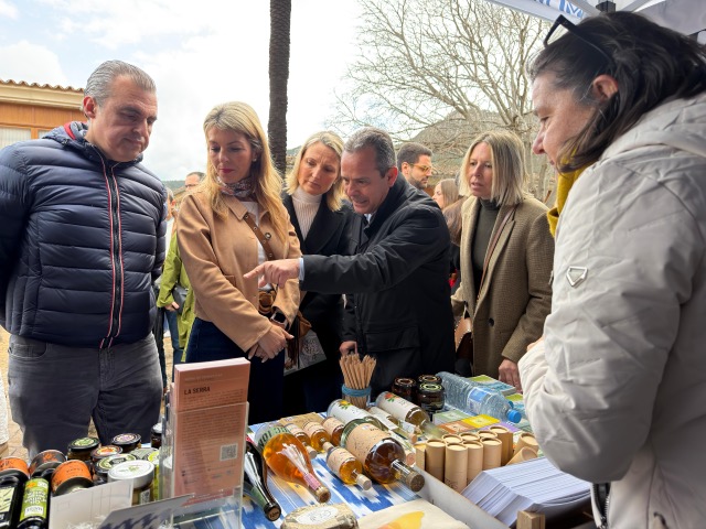 Personas disfrutando de la Fira d'Andratx y sus productos locales